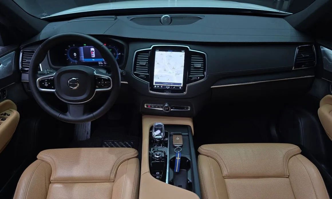 Volvo XC90 — фото 10