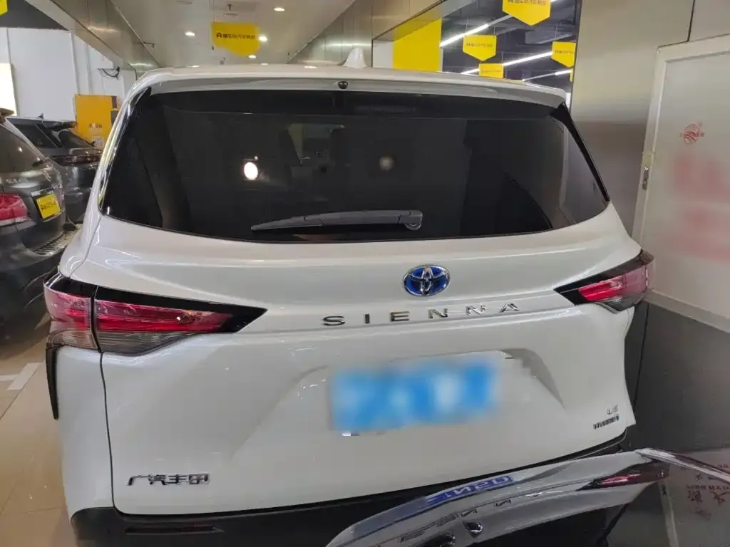 Toyota Sienna — фото 2