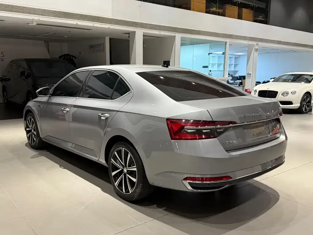 Skoda Superb — фото 9