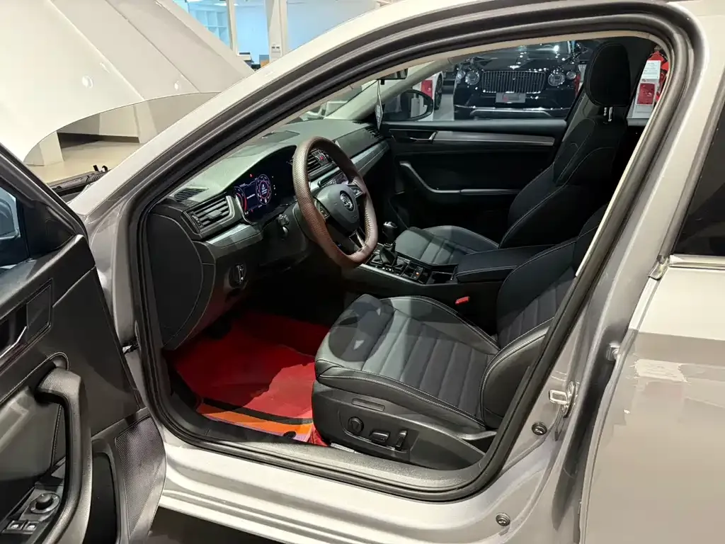 Skoda Superb — фото 8