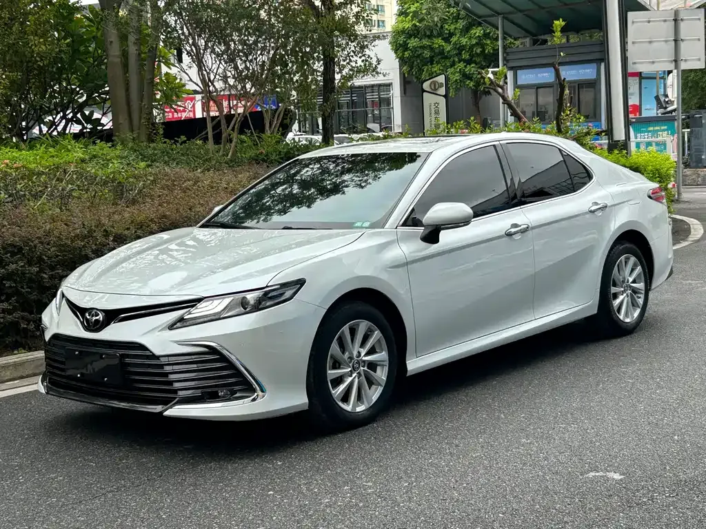 Toyota Camry — фото 1