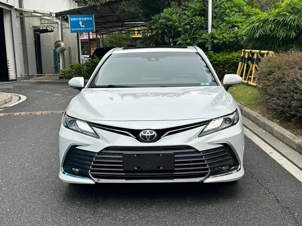 Toyota Camry — фото 2