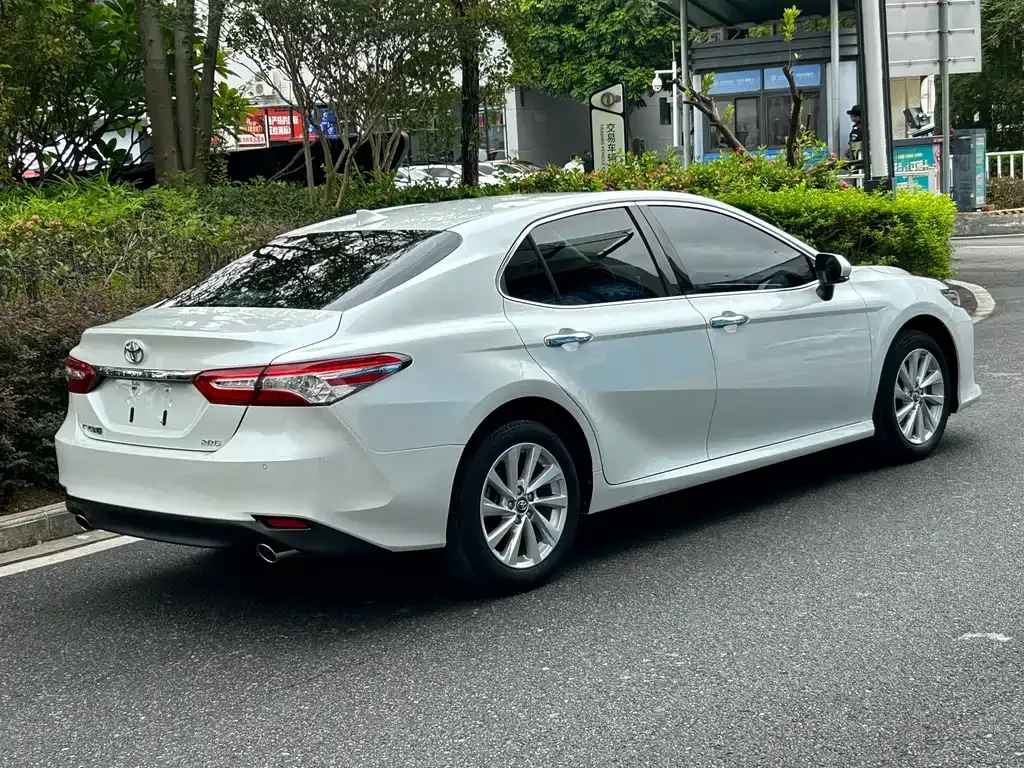 Toyota Camry — фото 5
