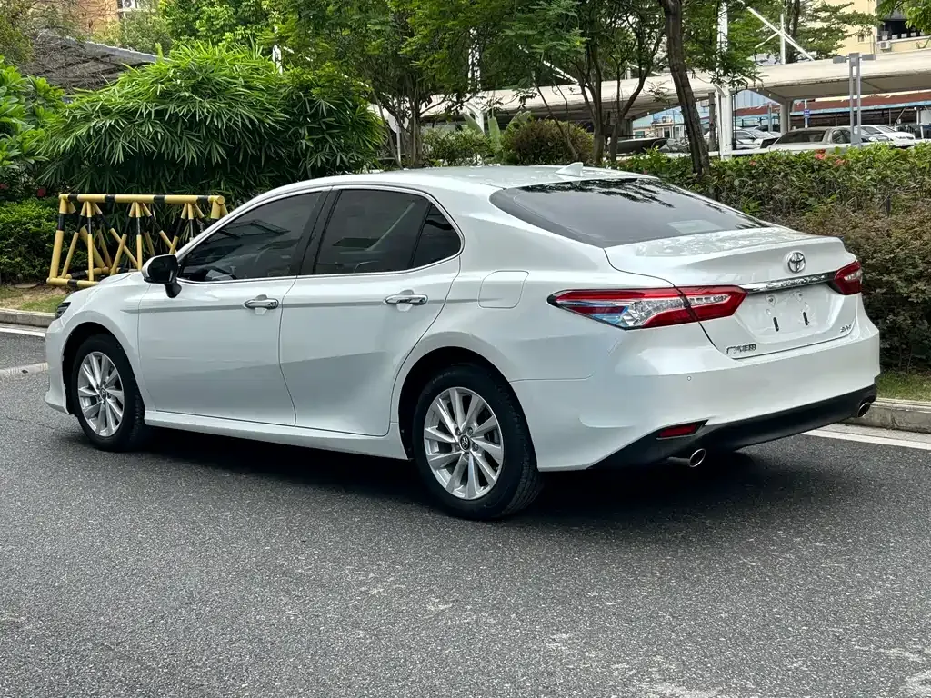 Toyota Camry — фото 9