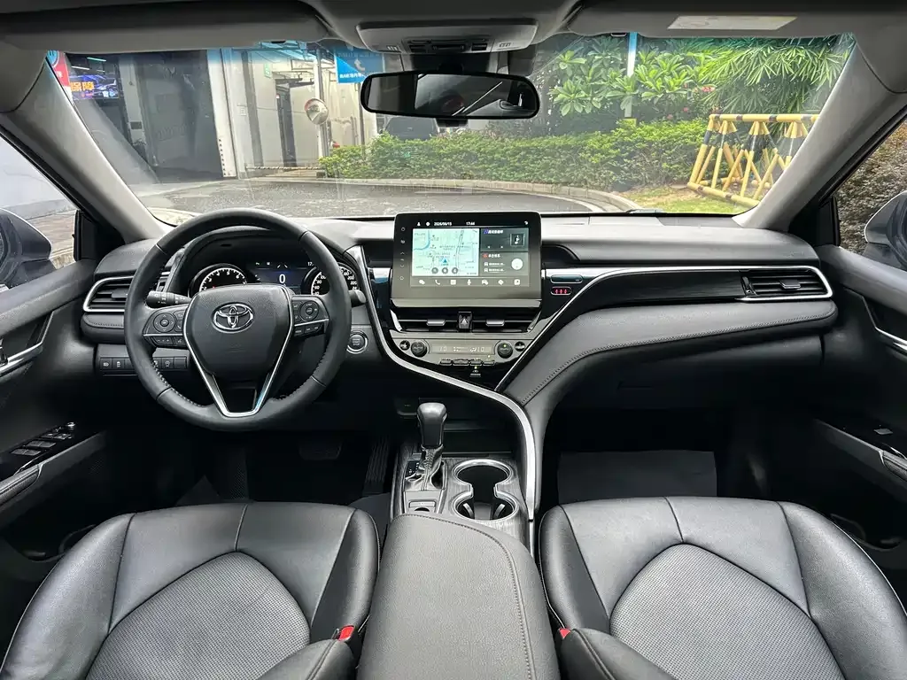 Toyota Camry — фото 10