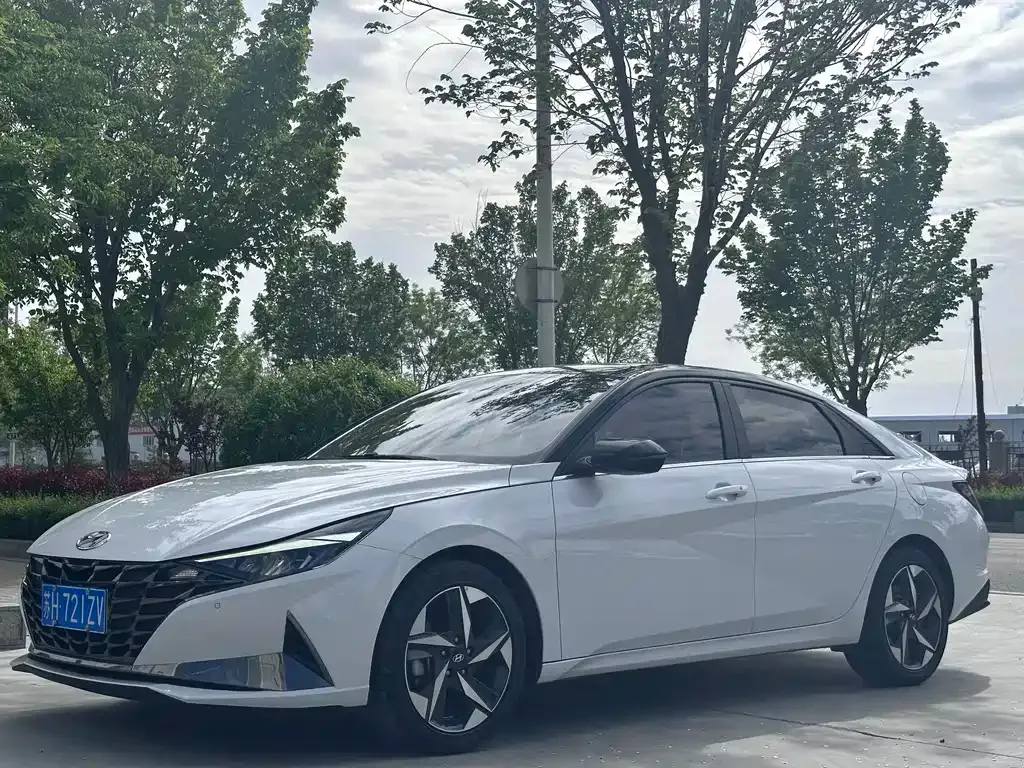 Hyundai Elantra — фото 1