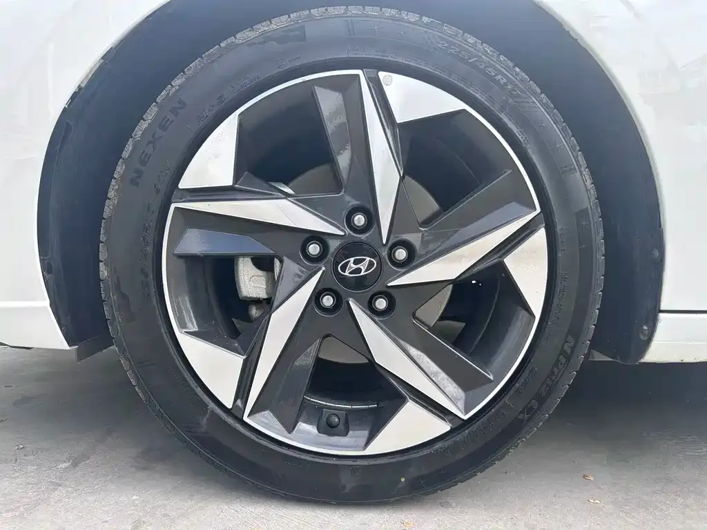 Hyundai Elantra — фото 3