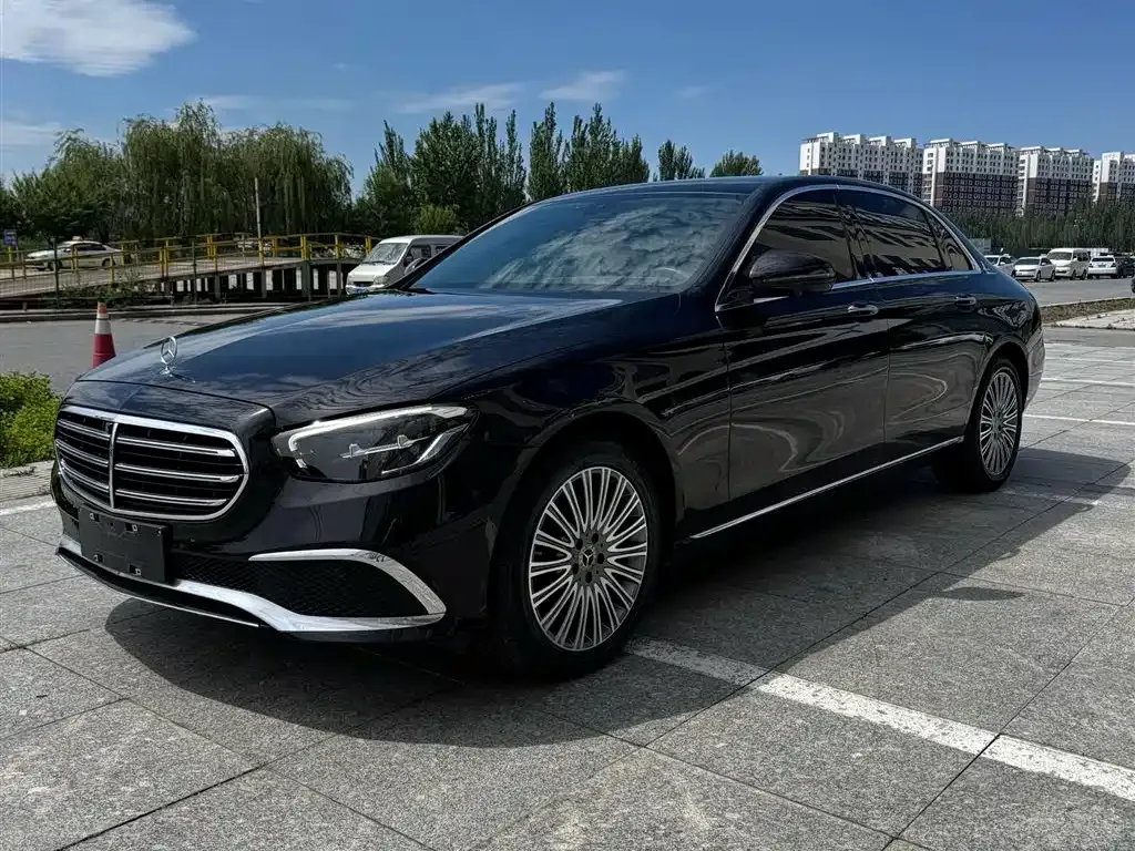 Mercedes-Benz E-Class — фото 1