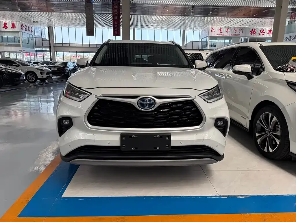 Toyota Highlander — фото 1
