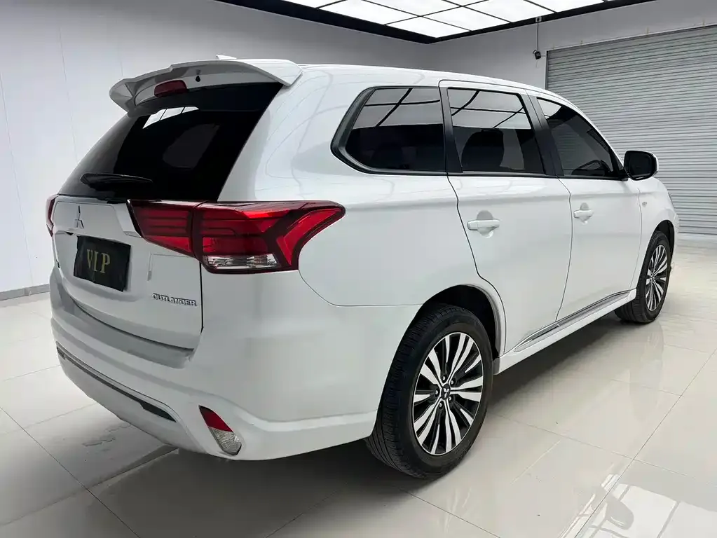 Mitsubishi Outlander — фото 8