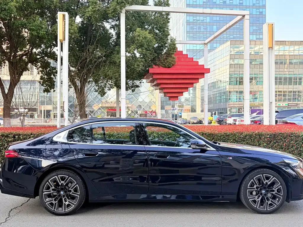 BMW 5 Series — фото 9