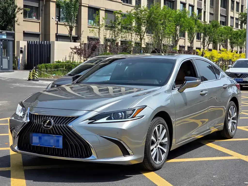Lexus ES — фото 1