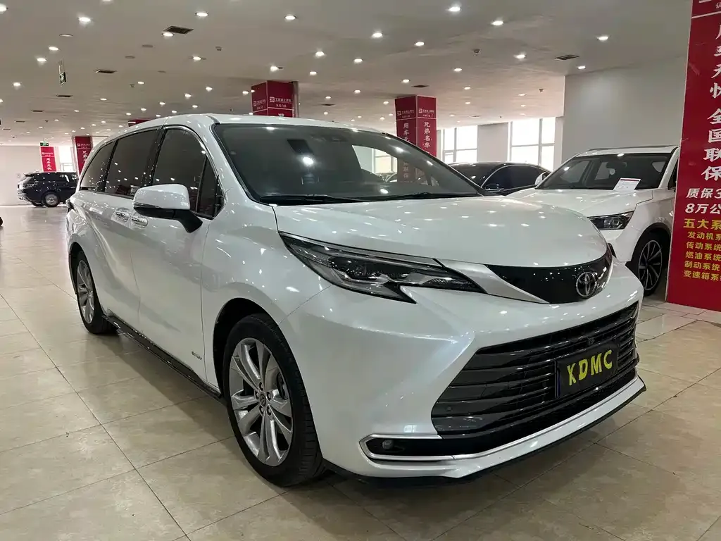Toyota Sienna — фото 1