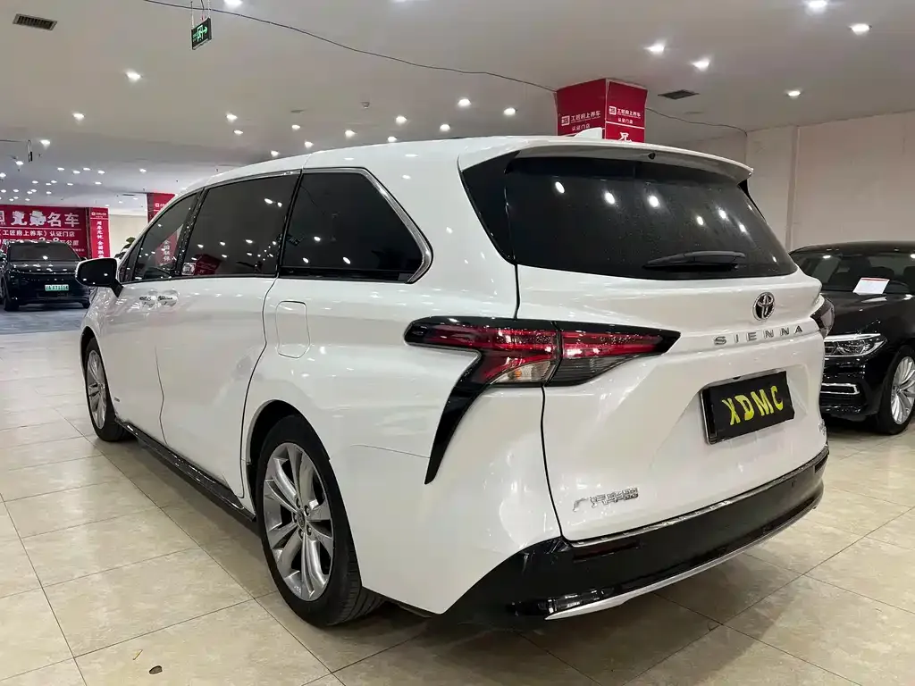 Toyota Sienna — фото 5