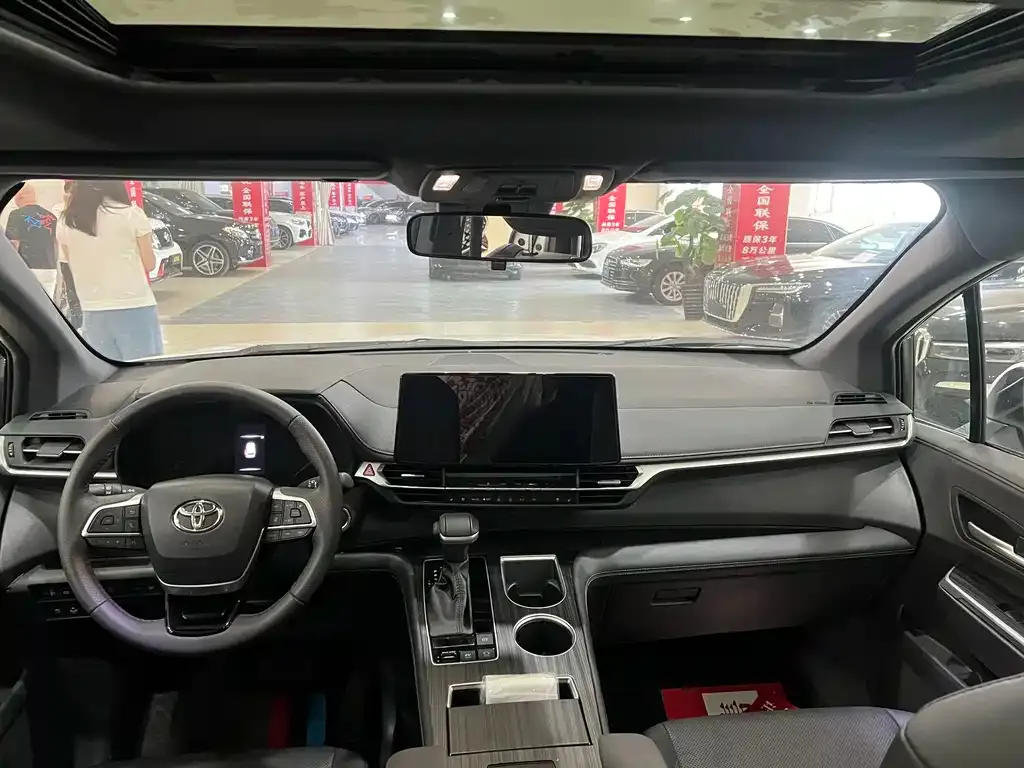 Toyota Sienna — фото 9