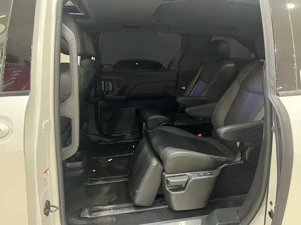 Toyota Sienna — фото 2