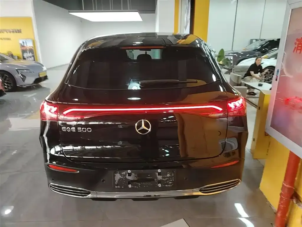 Mercedes-Benz EQE SUV — фото 6