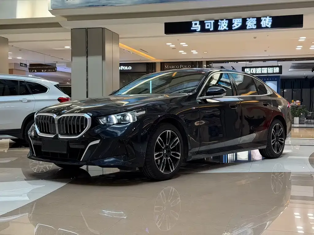 BMW 5 Series — фото 1