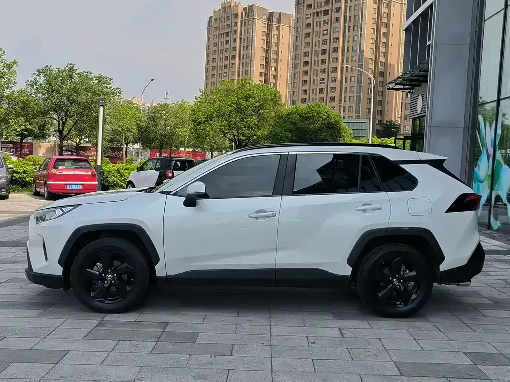 Toyota RAV4 — фото 7