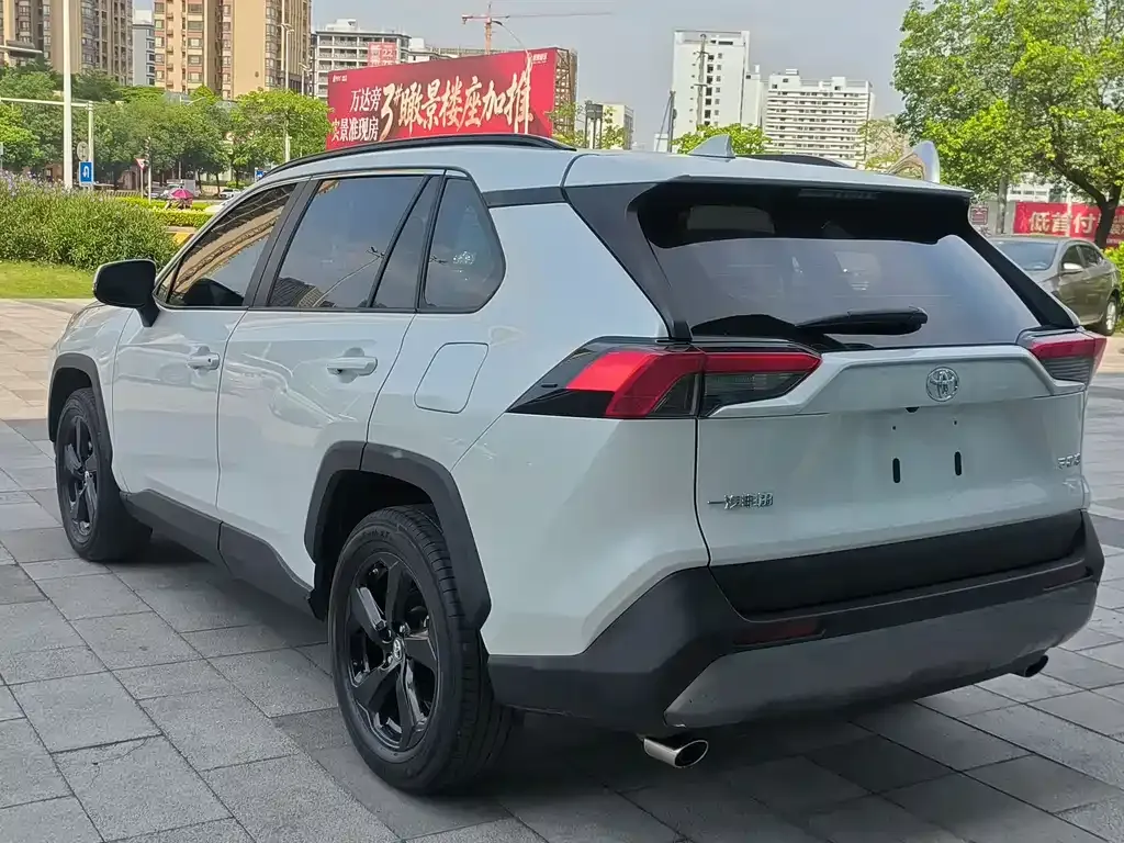 Toyota RAV4 — фото 5