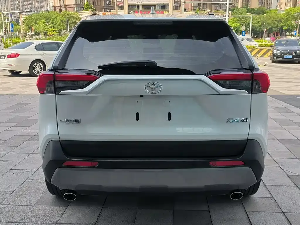Toyota RAV4 — фото 3