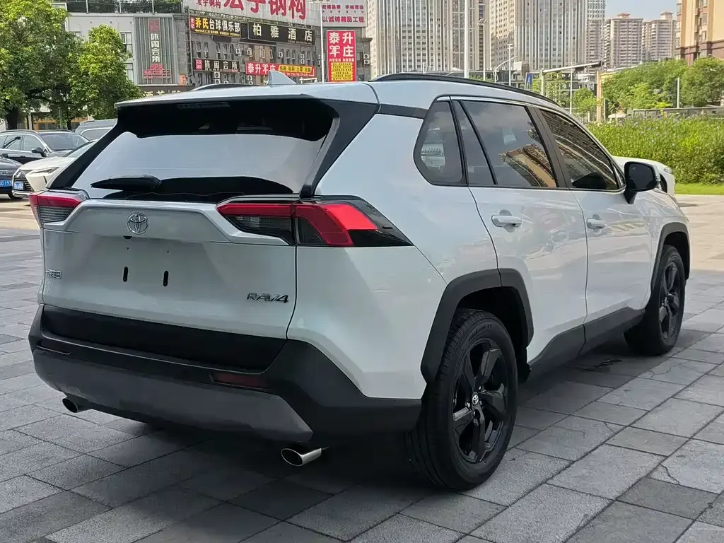 Toyota RAV4 — фото 4