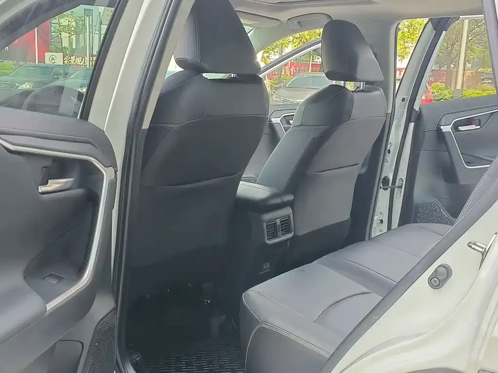 Toyota RAV4 — фото 6