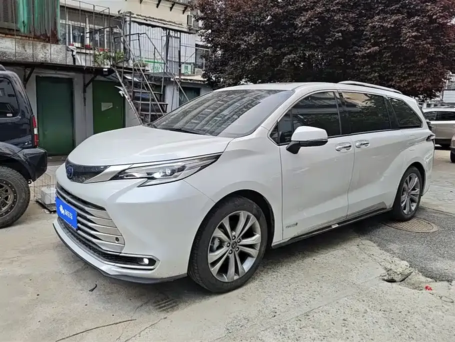 Toyota Sienna — фото 1
