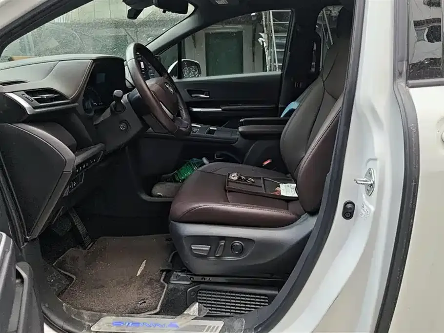 Toyota Sienna — фото 10