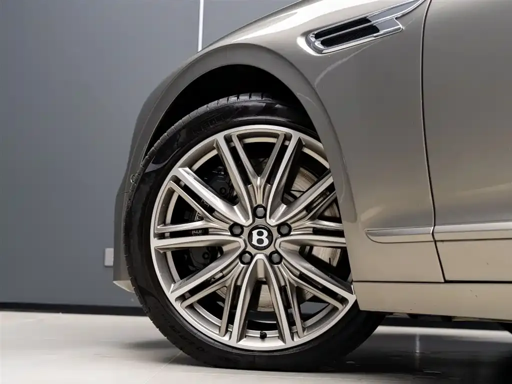 Bentley Flying Spur PHEV — фото 10