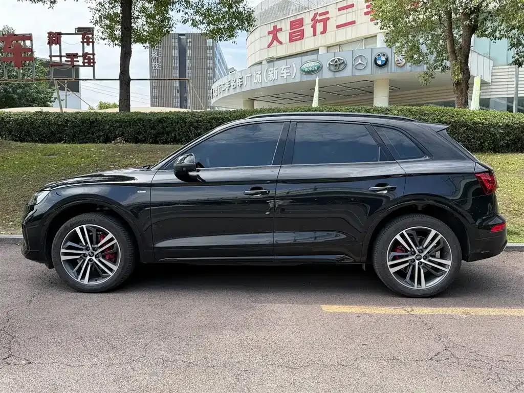 Audi Q5L — фото 10