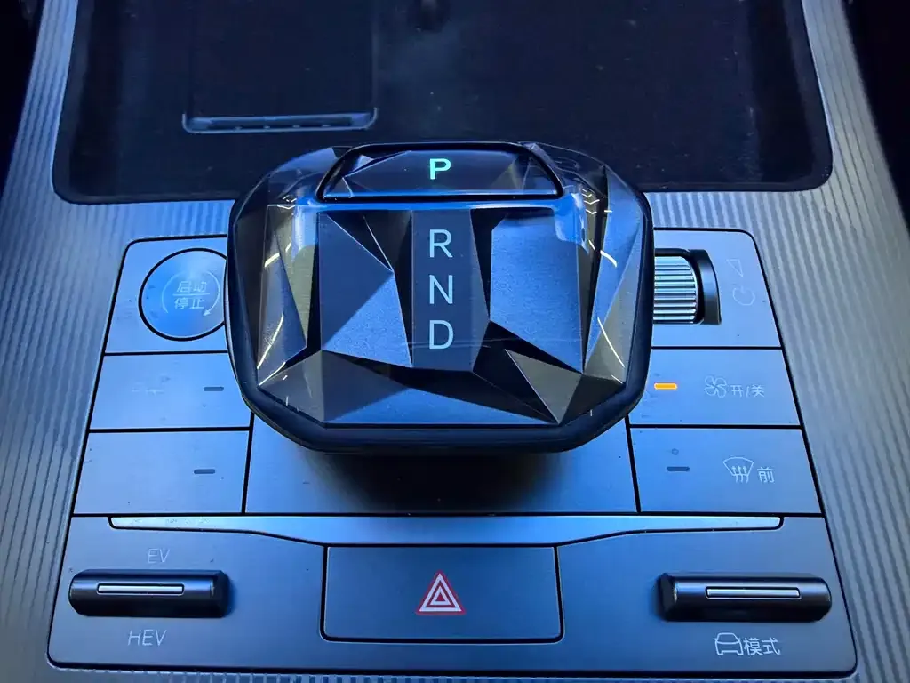 BYD L DM-i — фото 4