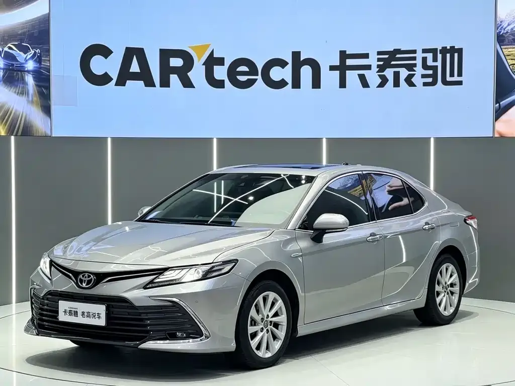 Toyota Camry — фото 1