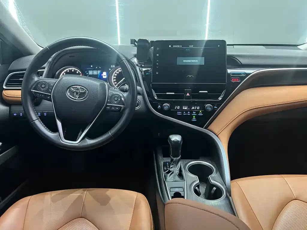 Toyota Camry — фото 9