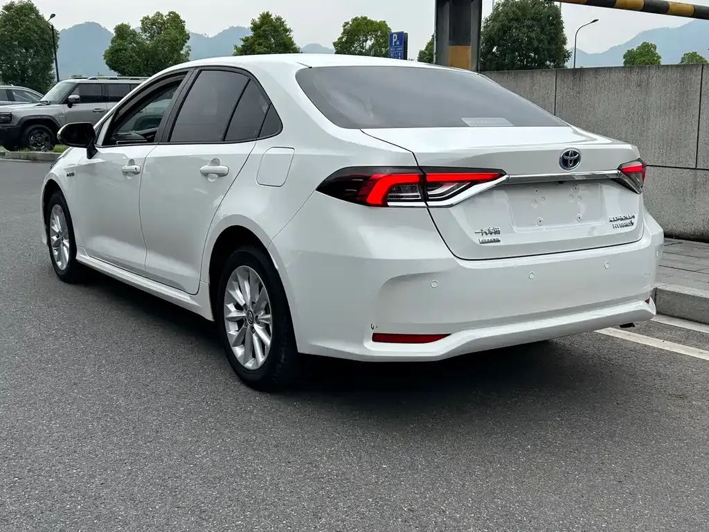 Toyota Corolla — фото 9