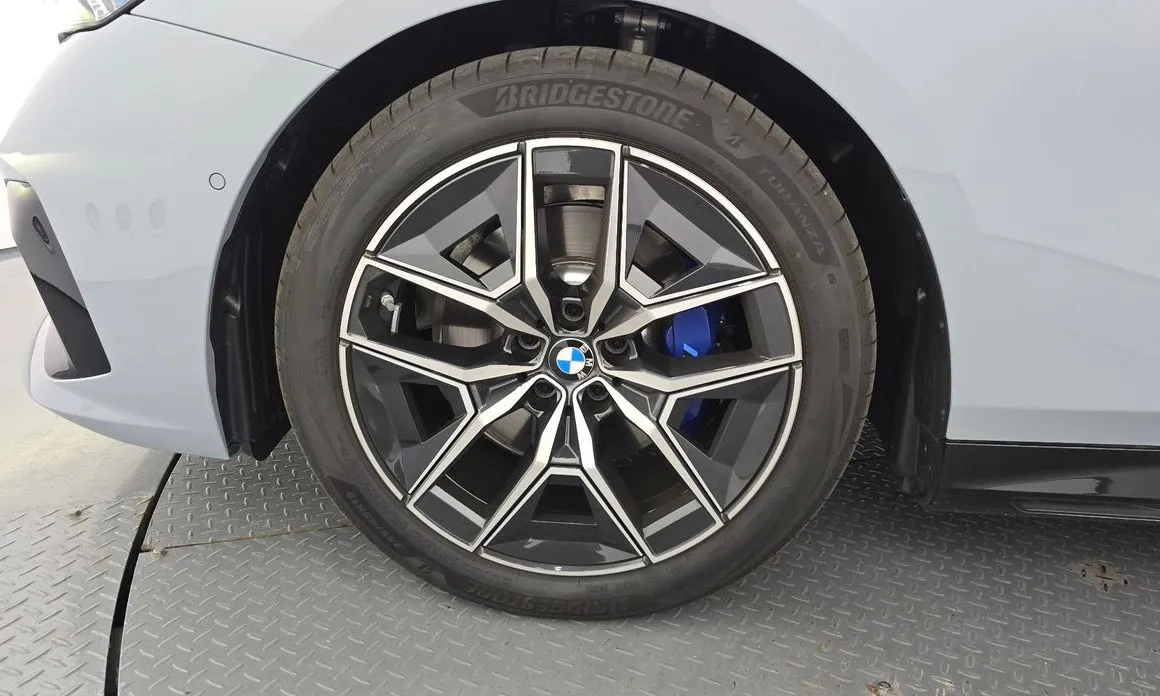 BMW 5-Series — фото 10