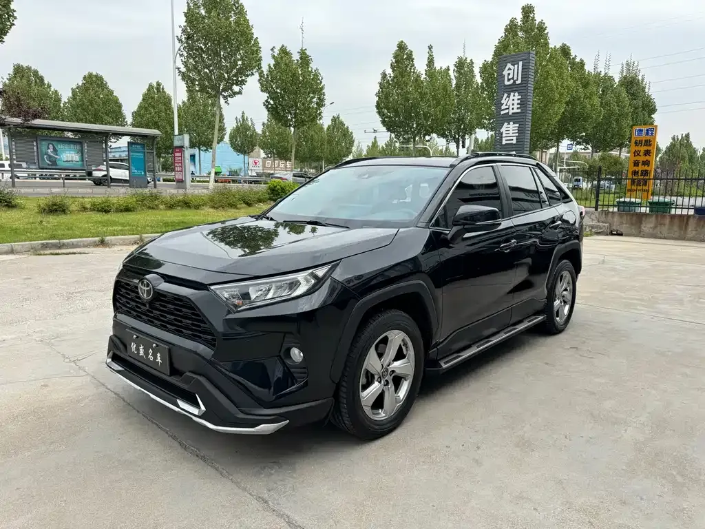 Toyota RAV4 — фото 1
