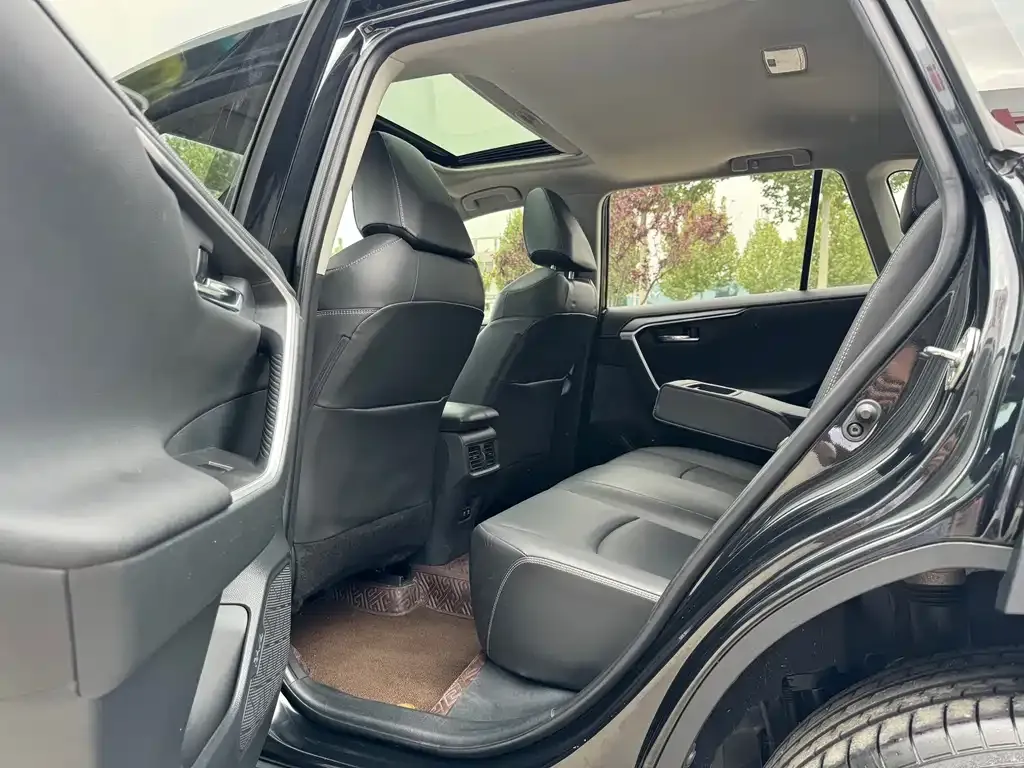 Toyota RAV4 — фото 8