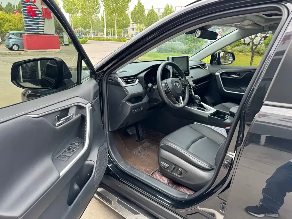 Toyota RAV4 — фото 10