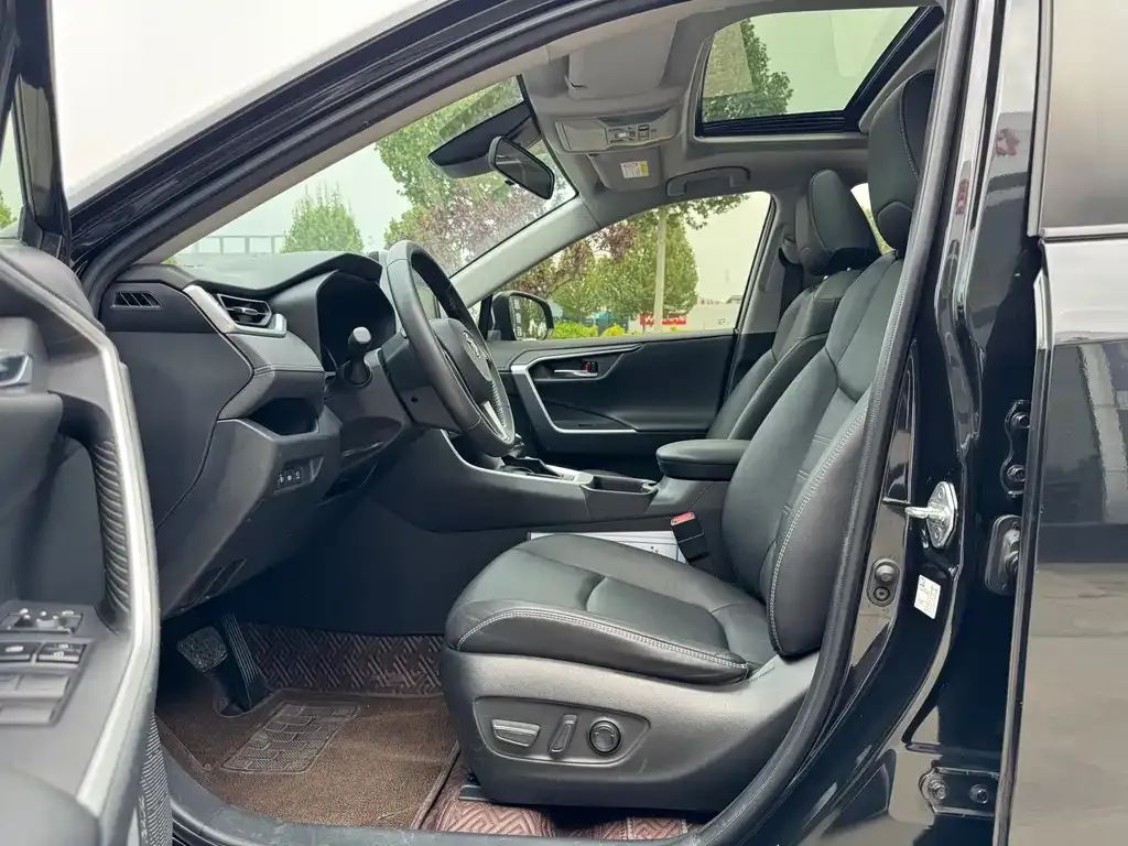 Toyota RAV4 — фото 5