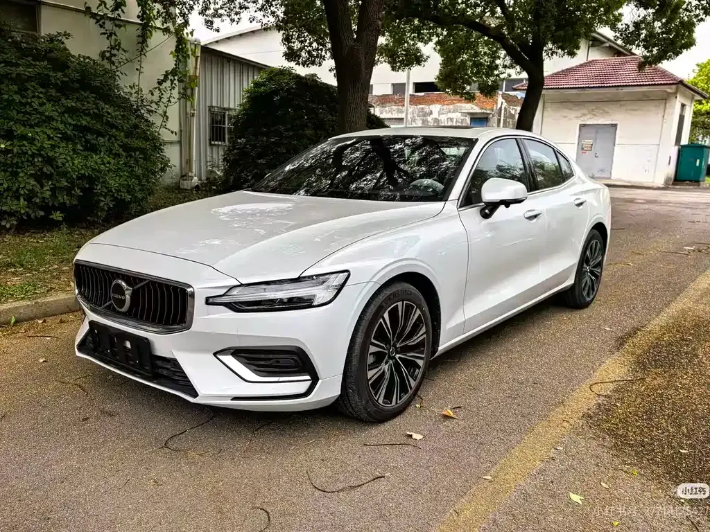 Volvo S60 — фото 1