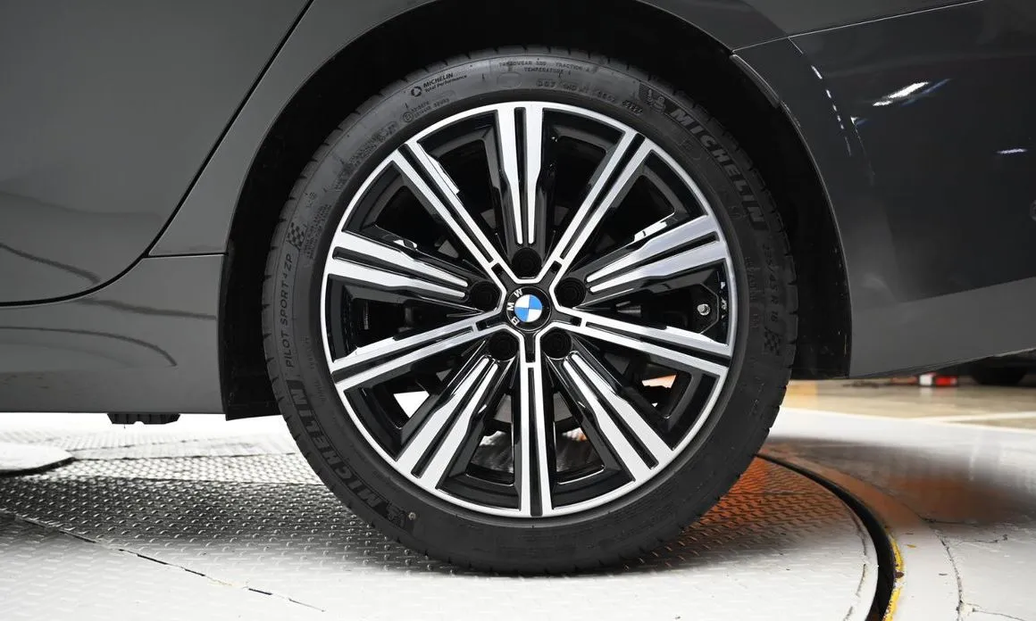 BMW 3-Series 2025 из KR, фото 10