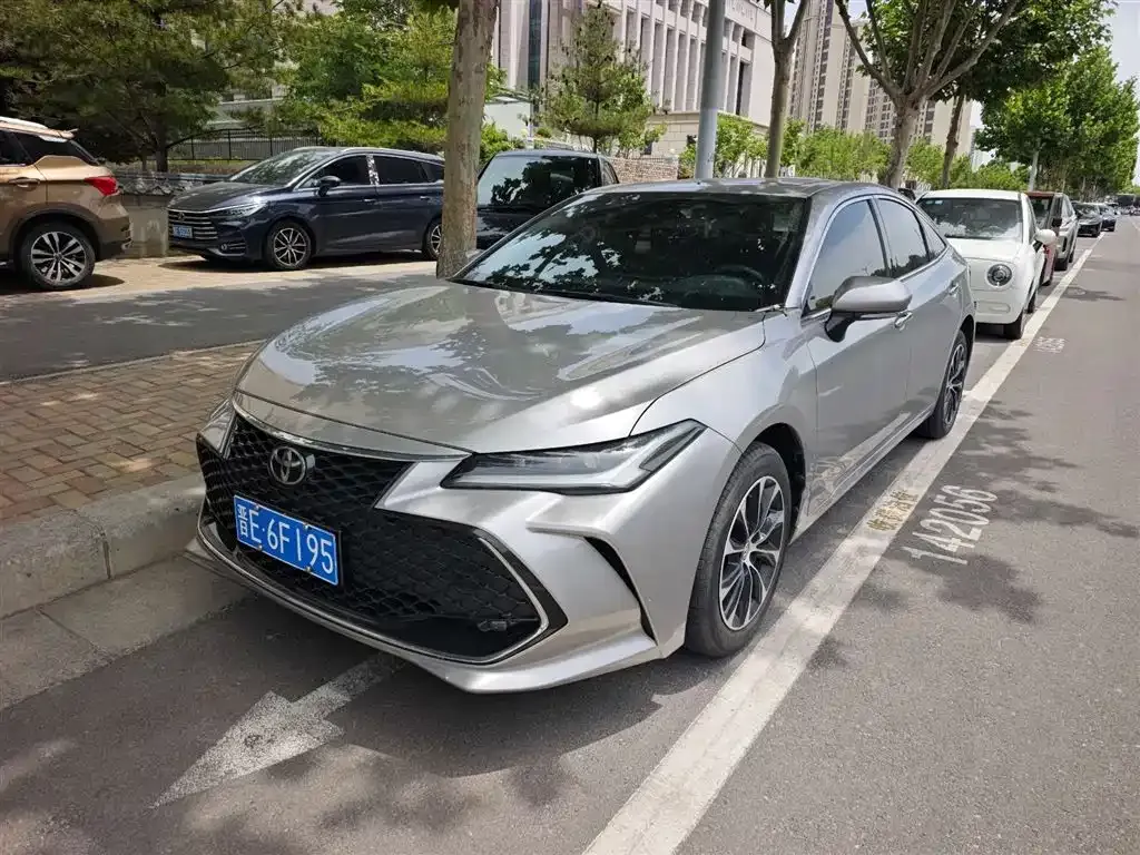 Toyota Avalon — фото 1