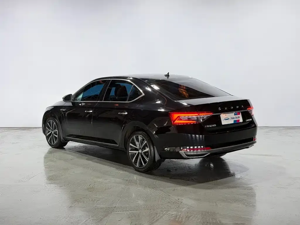 Skoda Superb — фото 8