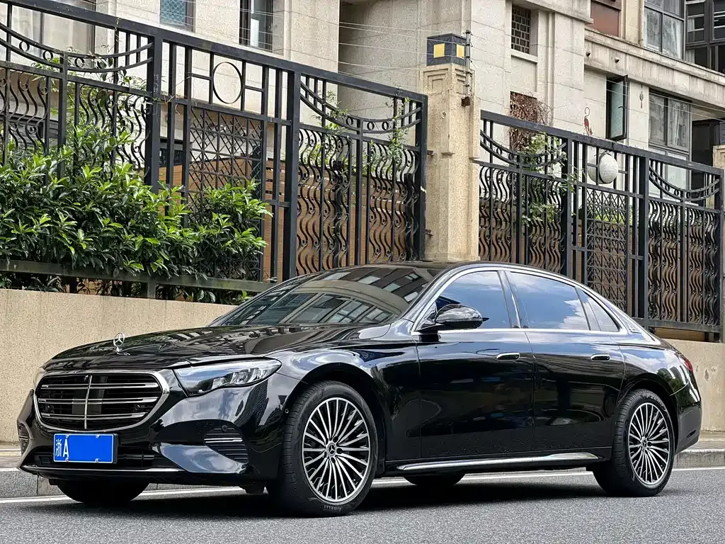 Mercedes-Benz E-Class — фото 1