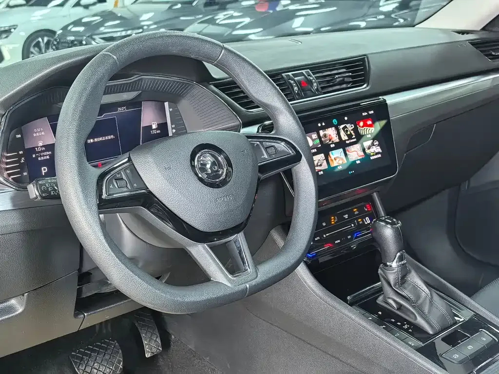 Skoda Superb — фото 9
