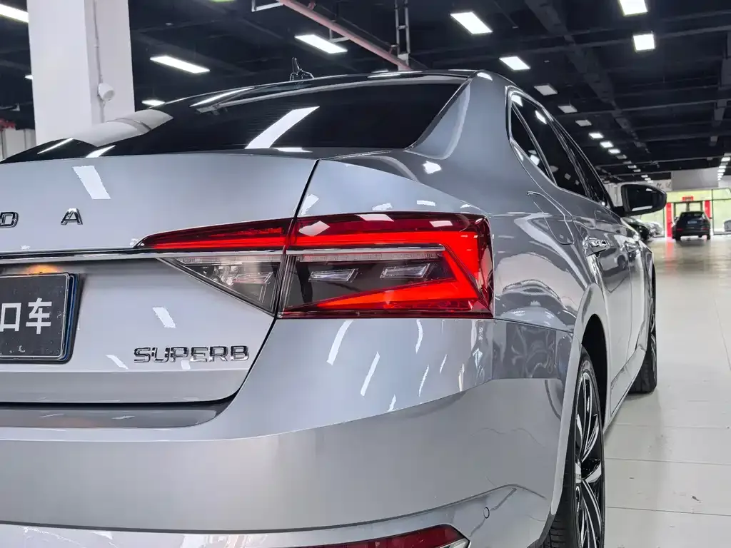 Skoda Superb — фото 10