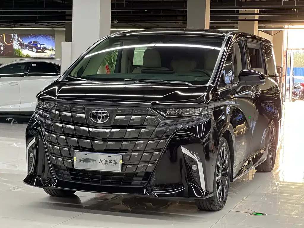 Toyota Alphard — фото 1