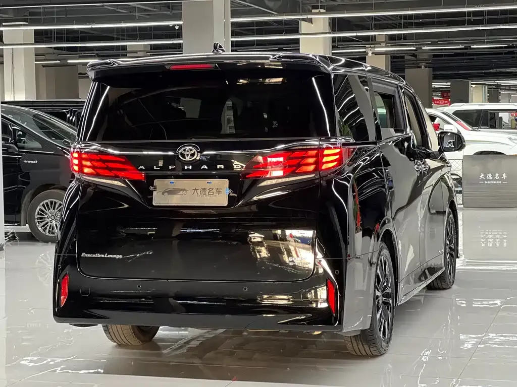 Toyota Alphard — фото 2