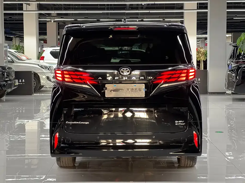 Toyota Alphard — фото 10